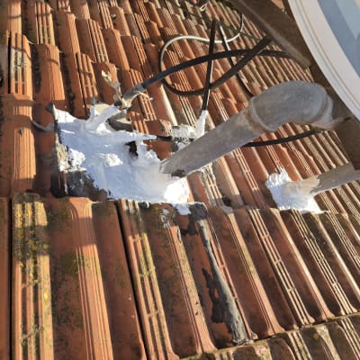 איטום גג עם חומר לבן סביב צינורות