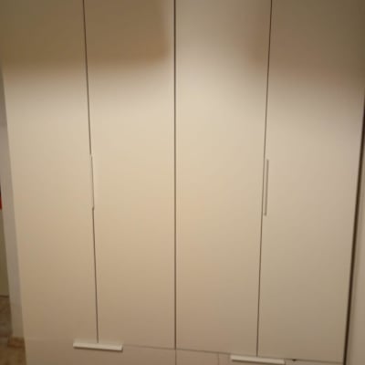 ארון בגדים לבן עם ארבע דלתות וידיות