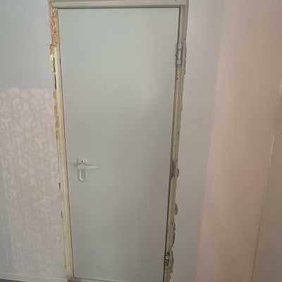 דלת מותקנת בקיר עם מסגרת חלקית