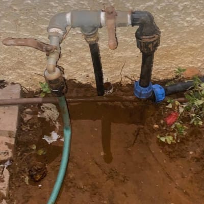 צינורות מים וברזים מחוברים לקיר חיצוני