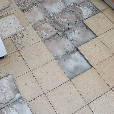 רצפה עם אריחים שבורים בתהליך שיפוץ