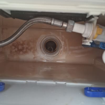 צינור מתכת ומחבר בתוך מיכל מים