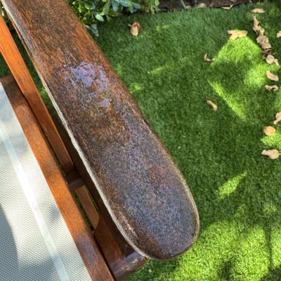 ידית עץ רטובה על רקע דשא מלאכותי