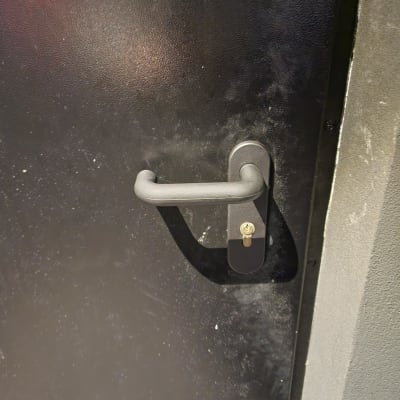 ידית ודלת מתכת בתחום המנעולנות