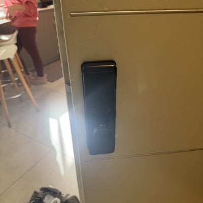 מנעול דלת מותקן עם כלי עבודה על הרצפה