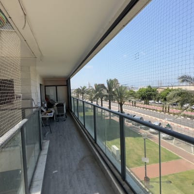 רשת על מרפסת למניעת כניסת יונים