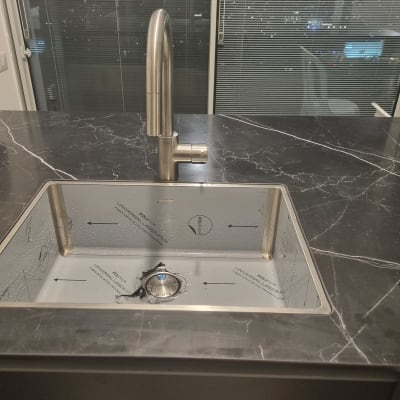 כיור וברז במטבח עם שיש כהה