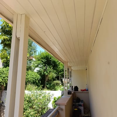 מרפסת עם תקרה מעץ, כלי עבודה וציוד גינון