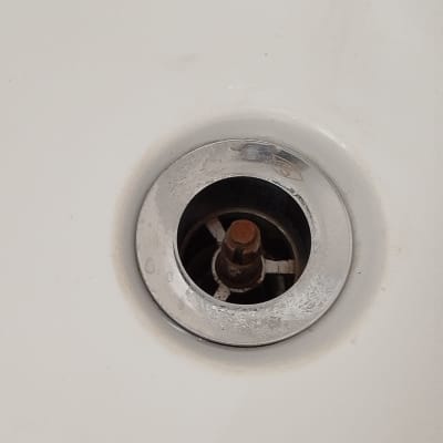 ניקוז כיור עם טבעת מתכת חלודה