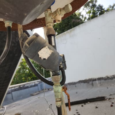 חלקי דוד שמש עם צינורות וברזים חלודים