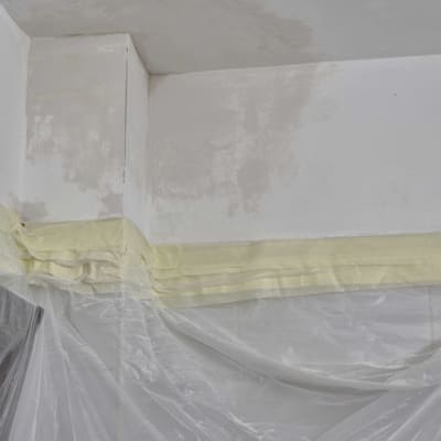 קירות ותקרה עם תיקוני טיח, כיסוי ניילון והדבקת מסקנטייפ