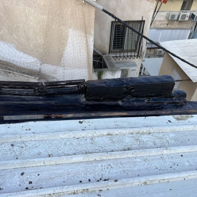 איטום גג עם זפת שחורה על יריעות מתכת