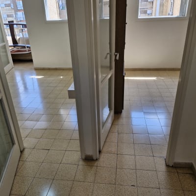 רצפה נקייה ומבריקה עם אור שמש