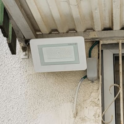 תמונה של גוף תאורה מותקן על קיר חיצוני