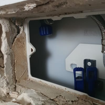 תמונה של חיבורי צנרת בקיר