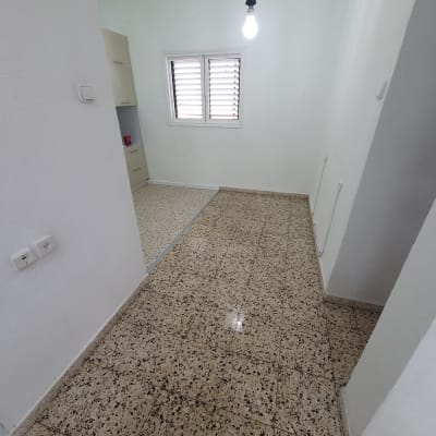 רצפה נקייה עם אריחים מבריקים בחדר מואר