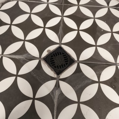 רצפת אריחים עם ניקוז במרכז