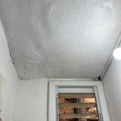 חלון עם תריסים ותקרה מטויחת