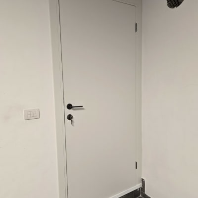 דלת לבנה עם ידית ומנעול