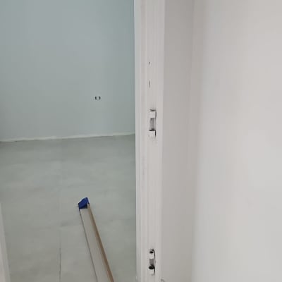 דלת פתוחה עם מנעול ובריחים חשופים