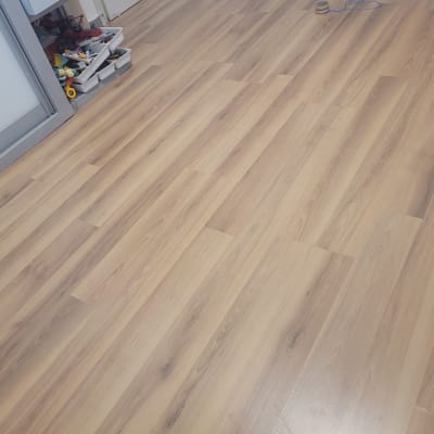 רצפת פרקט עץ בהירה עם כלי עבודה בצד