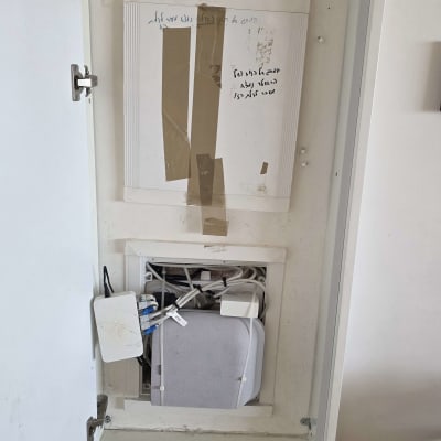 ארון תקשורת עם כבלים וציוד רשת