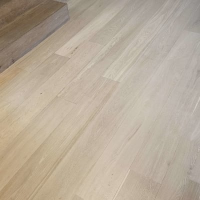 רצפת פרקט עץ עם מדרגות זכוכית