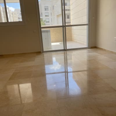 רצפה מבריקה בחדר עם חלון גדול