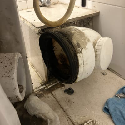 צינור ביוב פתוח עם לכלוך וסמרטוט