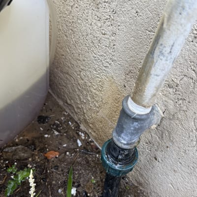 צינור מים מחובר לקיר עם חיבורי אינסטלציה