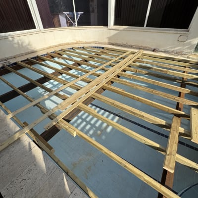 עבודת עץ על גבי בריכה בחצר פרטית