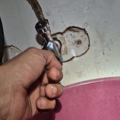 יד מחזיקה מפתח ברגים על צינור מתכת