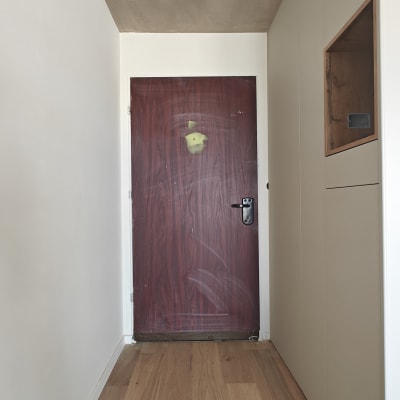 דלת עץ עם סימני צביעה וידית מתכת