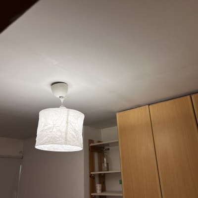 תקרת גבס עם מנורה תלויה וארון עץ