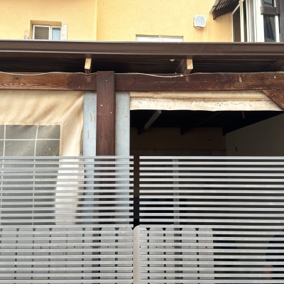 מבנה עץ עם גג, קורות עץ ותמיכה מתכתית