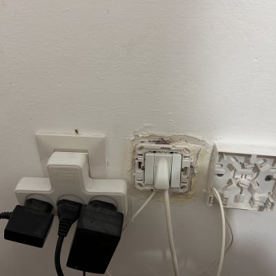 שקעי חשמל וחוטים בקיר