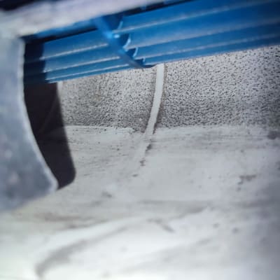 חלק פנימי של מזגן עם להבים כחולים