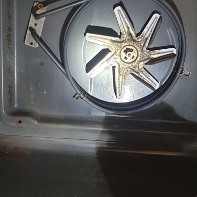 גלגל מתכת עם כבל חשמלי בתוך מכשיר