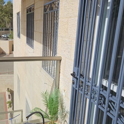 מסגרת מתכת כחולה על דלת זכוכית במרפסת