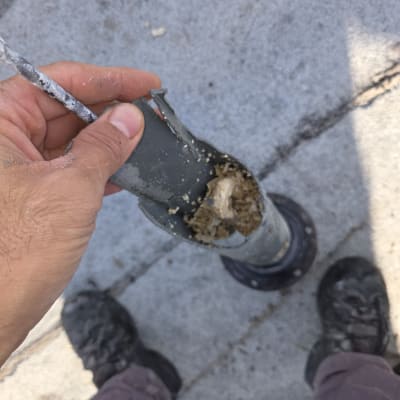 עבודת חשמל עם צינור וחוטים על רצפה