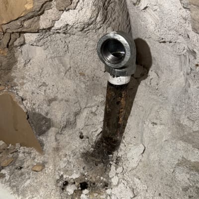 תיקון צנרת מים בקיר וחיבור זווית מתכת חדשה