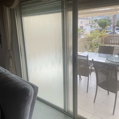 דלת הזזה מאלומיניום עם זכוכית חלבית