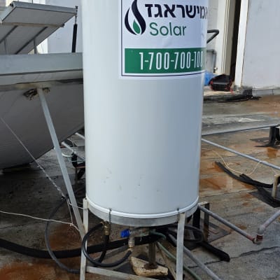 דוד שמש על גג עם לוגו אמישראגז