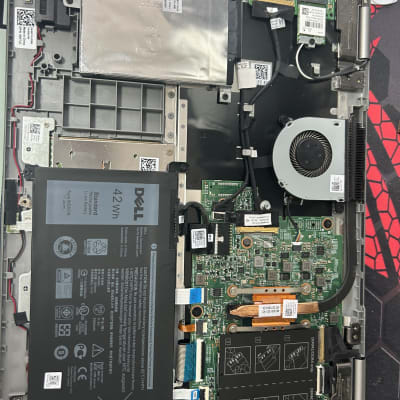 פנים מחשב נייד עם לוח אם, מאוורר וסוללה