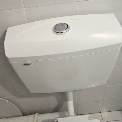 ניאגרה ושירותים עם צינור חיבור