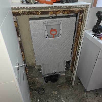 תיקון והתקנת מערכת אינסטלציה בקיר חדר אמבטיה