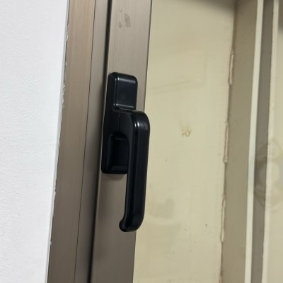 ידית חלון אלומיניום עם מסגרת מתכת