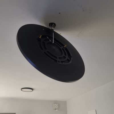 מנורה תלויה מהתקרה עם חיווט חשמלי