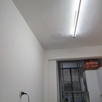 קיר ותקרה צבועים עם תאורה עליונה