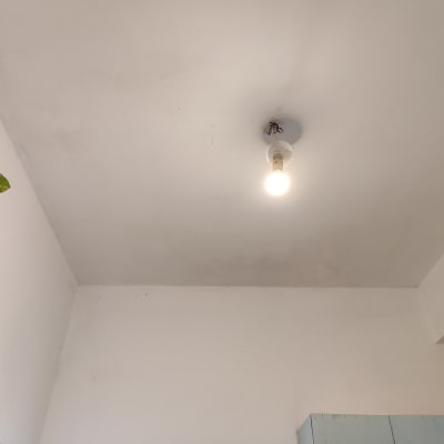 תקרה צבועה בלבן עם נורה תלויה